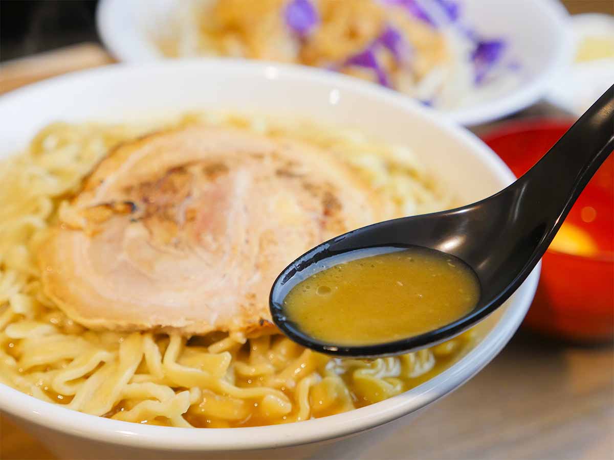 自慢の鶏白湯スープは、コシのある平打ちちぢれ麺との相性は完璧！