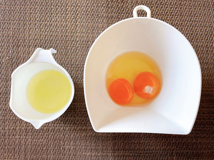 卵1個分の卵白と、卵1個＋黄身に分かれる