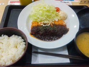 「チキン・コルドンブルー（鶏肉で包んだハムチーズ巻きかつ定食）」750円（税込）