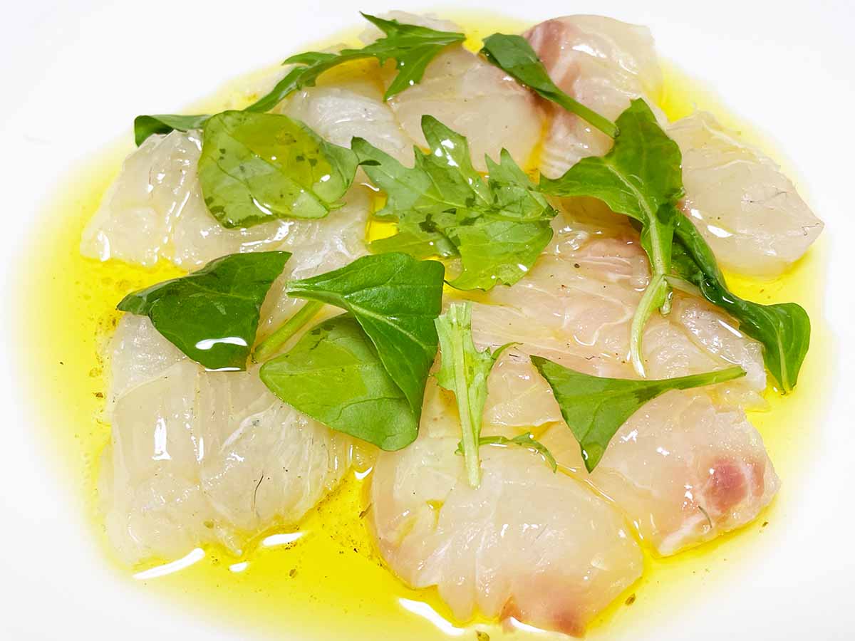 「鯛のカルパッチョ」。須堯シェフから教えていただいたカルパッチョドレッシングがあまりに美味しく、つい鯛にかけすぎてしまいました……