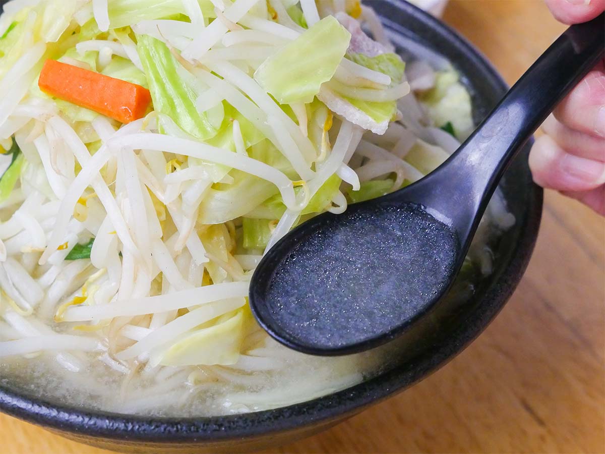 透明感のあるスープ。なのに旨みはしっかり。野菜自体にも岩塩の味がついているので、野菜単体でもうまい！