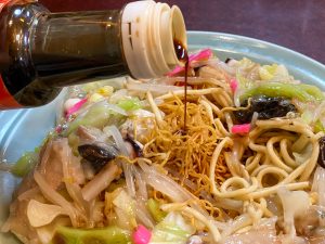 長崎生まれの「金蝶ソース」をドバドバ。これが長崎の皿うどんの流儀