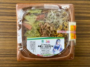 2／15からファミマで発売中の「ゴールドシップ 大盛り焼きそば」（498円）