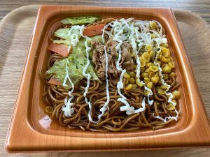 付属のマヨネーズや辛子をたっぷりかけて