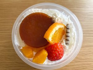 フルーツの酸味と生クリーム、硬めのプリンはレトロなプリン・ア・ラ・モードのよう