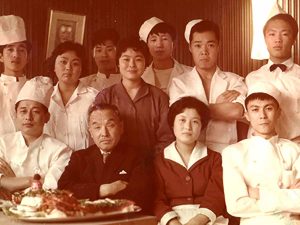 『レストラン ニューカナザワ』で撮影された当時のスタッフの集合写真。右下が後に『チャンピオンカレー』創業する田中さん（写真提供：チャンピオンカレー）