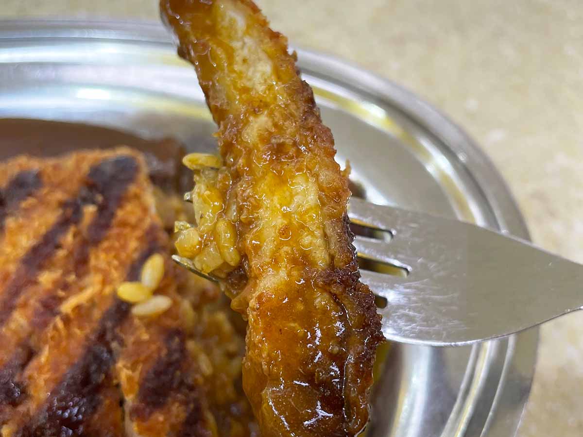 カツに絡まる奥深い味わいのカレーが美味!