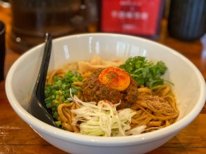 一生に一度は食べておくべき！ 吉祥寺の行列店『モンタナ』の絶品「カレー混ぜそば」に悶絶してきた