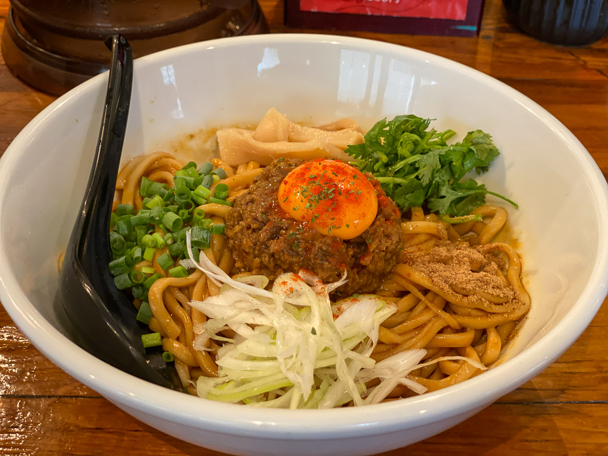 「カレー混ぜそば」。絶対ウマいやつだと確信できるビジュアル