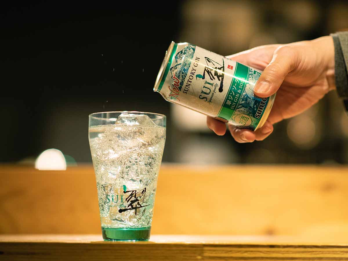 気泡から香りが立つように、「翠ジンソーダ缶」は、グラスにたっぷりの氷を入れてよく冷やして楽しむのがオススメです