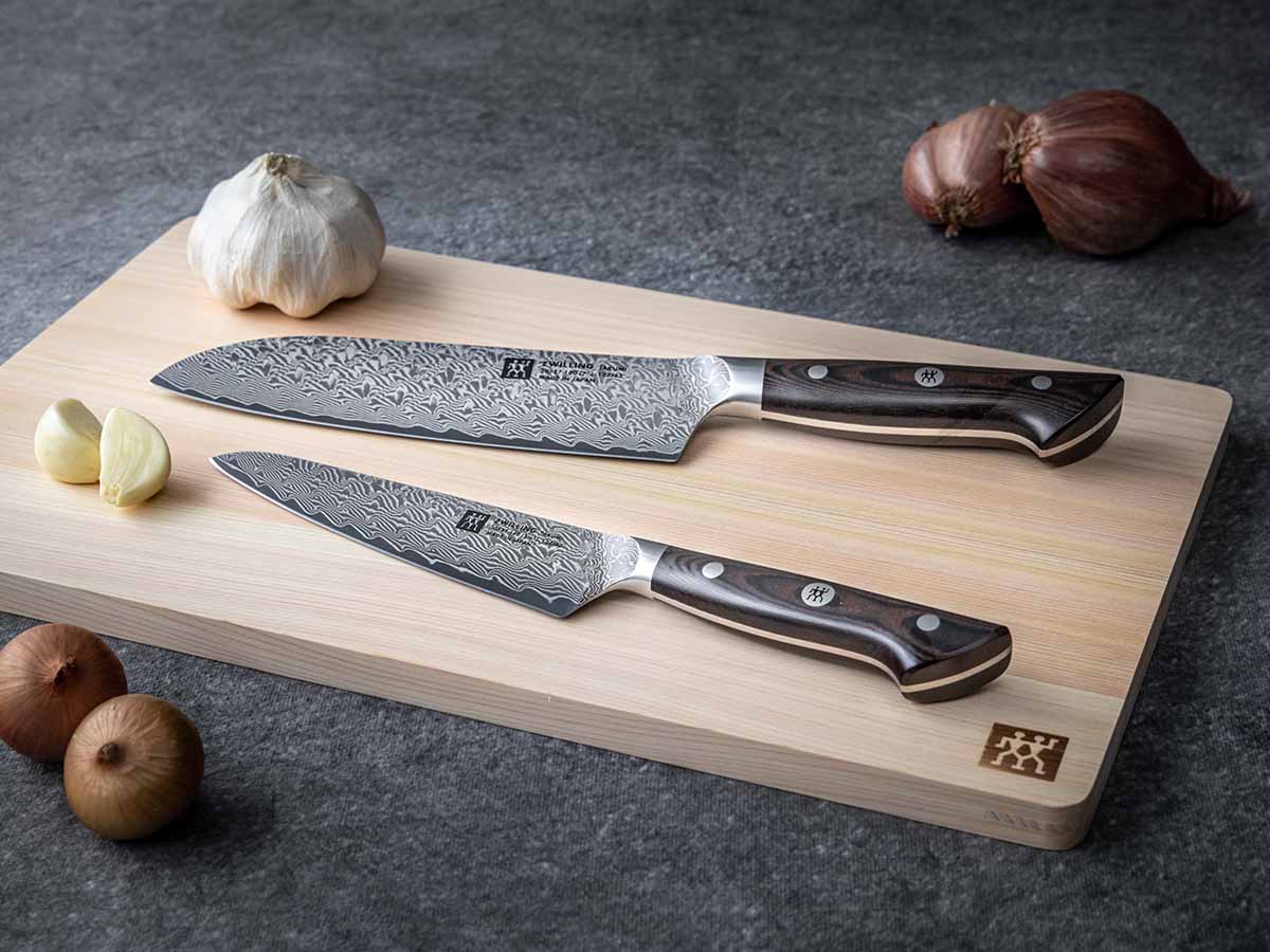「ツヴィリング タクミ」は、世界に先駆けて日本先行発売。肉や魚、野菜に幅広く使える万能な三徳包丁、果物の皮を剥いたり細かい作業に最適なパーリングナイフなど、ラインアップも充実