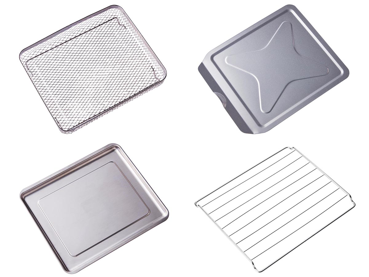 揚げ物に便利なメッシュバスケット。（左上）ノンフライ調理に使用。（右上）オーブンの底にセットするパンくずトレー。（左下）食材を直接のせて使えるトレー。オーブンラックやメッシュバスケットの受け皿にもなる。（右下）トーストやパンの温めに使えるオーブンラック。1を使用する際は必ずトレーを受け皿にする