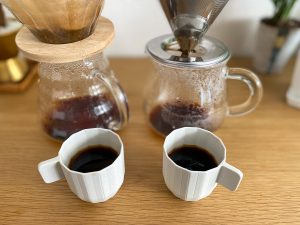 右がペーパーフィルターを使って淹れたコーヒー。見た目に違いはありませんが、飲むとその違いは歴然！