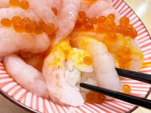 シメでいただく「兵庫県産甘エビ丼」。甘エビといくらと卵のハーモニーを楽しめます