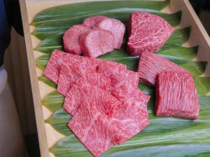「今日のお肉」は北海道産の黒毛和牛。タン、薄切りサーロイン、ヒレ、ハラミなど。サシが細かくて美しい！