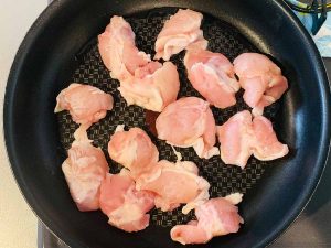 フライパンに油を入れ鶏肉の皮目を下にして中火で約1分焼きます