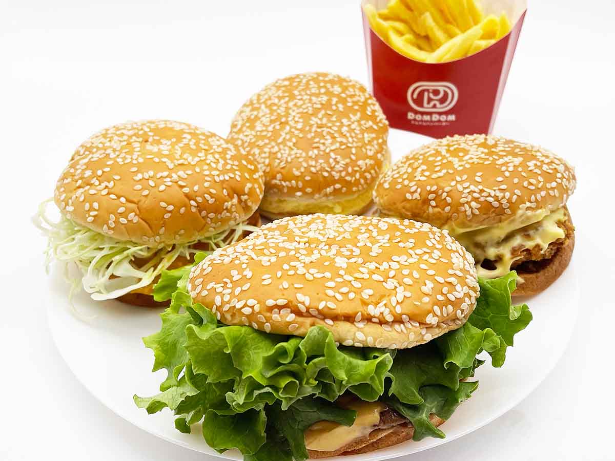厚焼きたまごやお好み焼きのバーガーまで！ ドムドムハンバーガーの個性派バーガー4種を食べ比べ