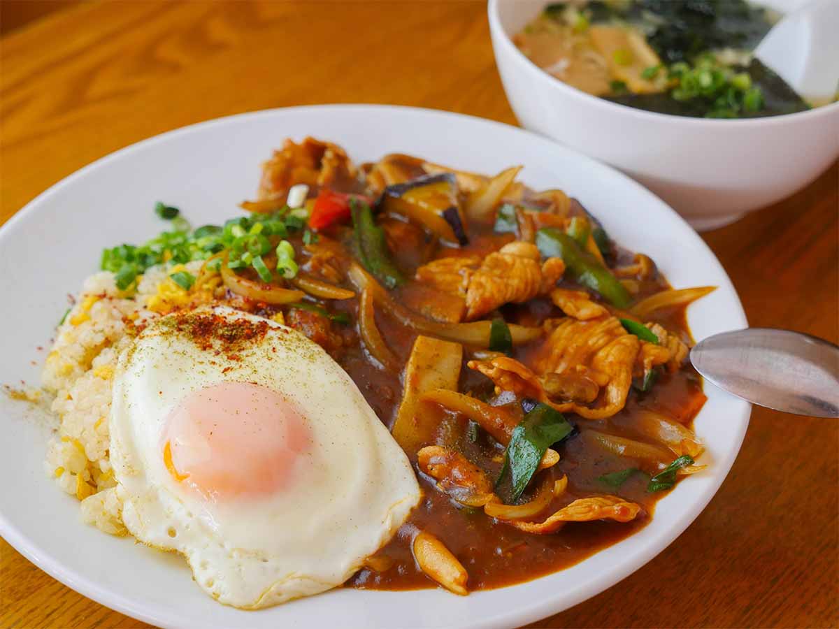 麻婆豆腐を進化させたカレー炒飯とは？『上海菜館』（学芸大学）で唯一無二の「カレーあんかけチャーハン」を食べてきた