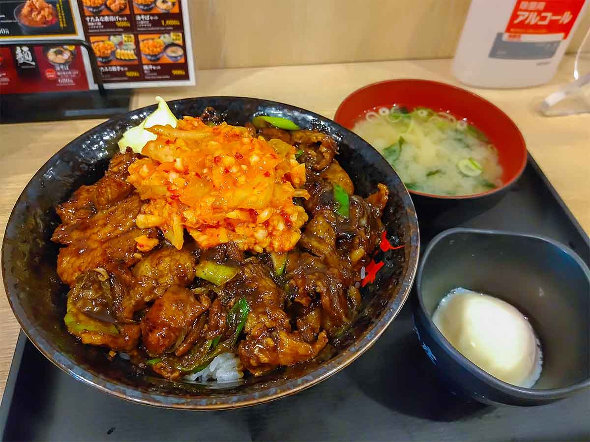 「超すたみな濃厚豚焼肉丼」880円（税込）。お味噌汁と温玉が付いてきます。