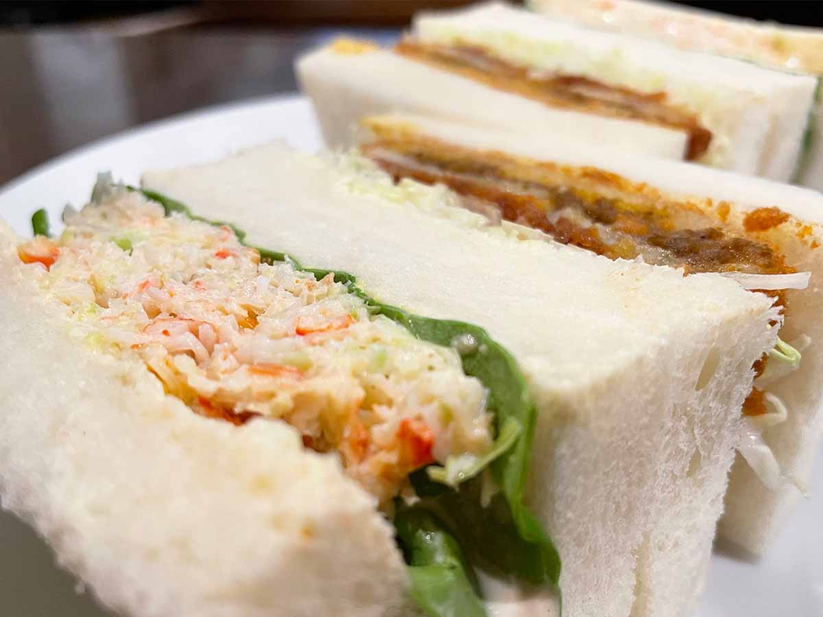 札幌市民が熱愛するB級グルメ！『さえら』の絶品「タラバガニのサンドウィッチ」が旨い理由とは？