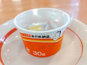 「おかめ納豆」の紙製カップ