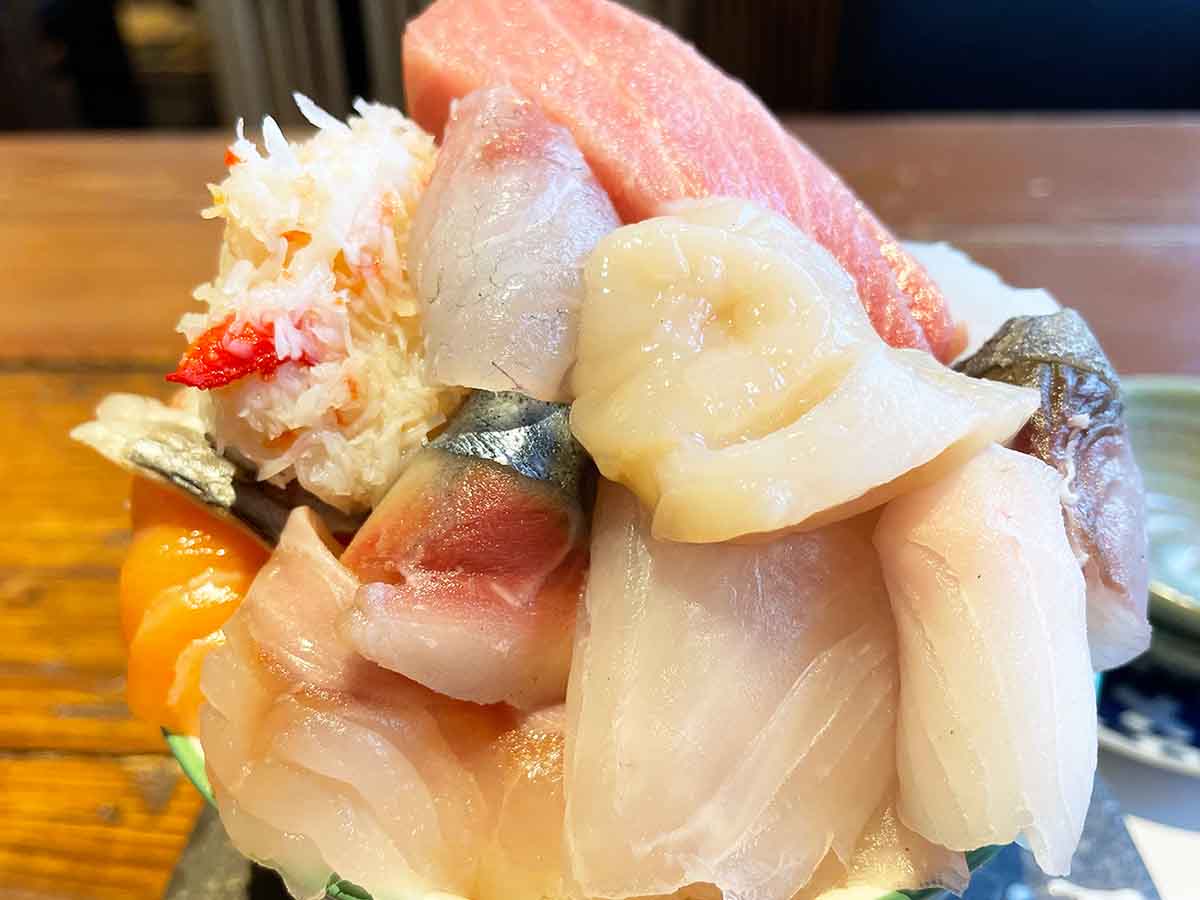 約12～15種の魚がのる海鮮丼って何！？ 札幌の鮮魚店『シハチ鮮魚店』で実食してきた