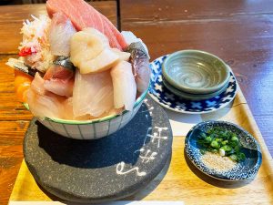 「シハチの市場海鮮丼」1490円（税別）