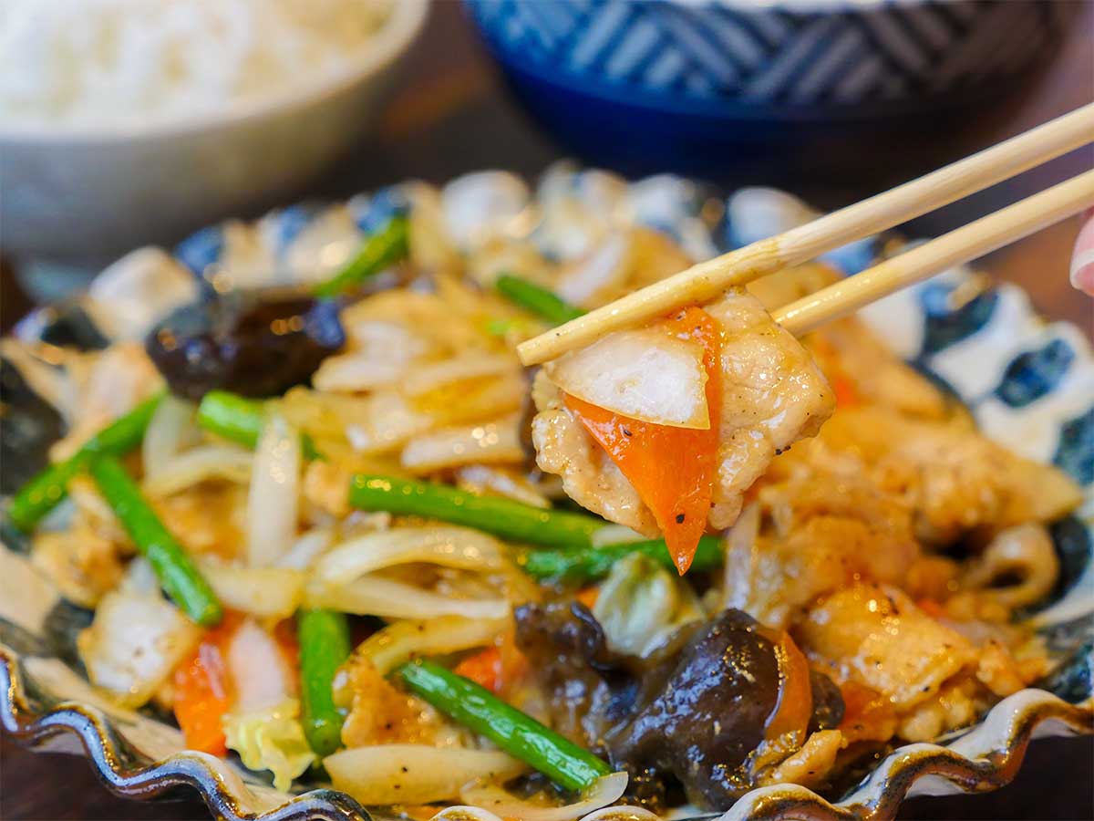 野菜たっぷり、和食の生姜焼きとは違う、中華風肉野菜炒め。ニンニクの芽とかキクラゲが中華だね～
