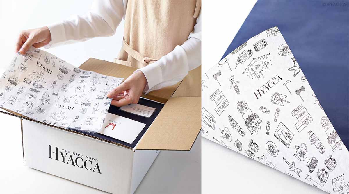 左から『HYACCA』オリジナルデザインのインナーペーパーと落ち着いたネイビーカラーの包装紙。ラッピングは無料（引き出物宅配の場合は有料）