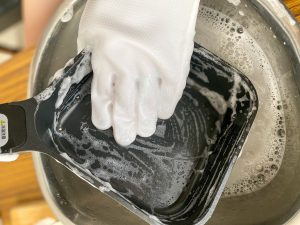 親指のブラシや残りの4本指先のブラシ、さらに手のひらのブラシを一気に使って鍋の汚れをくまなく落とせます