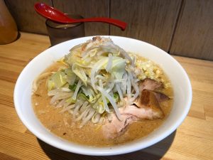 旨い店はタクシー運転手に訊け！ 東京・板橋区の二郎系ラーメン『ラーメン緑山』にどハマりする理由とは？