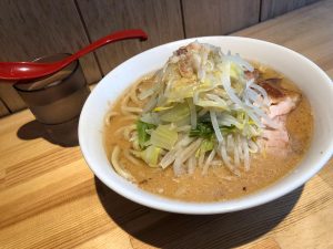 「ラーメン」少なめ。ニンニク、背脂、野菜ちょい増し