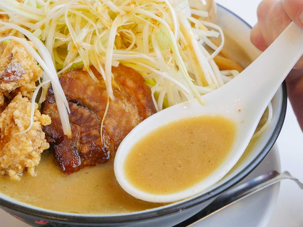 味噌ダレは信州味噌など2種類の味噌を合わせたもの。豚骨スープで旨みしっかり、そしてまろやか