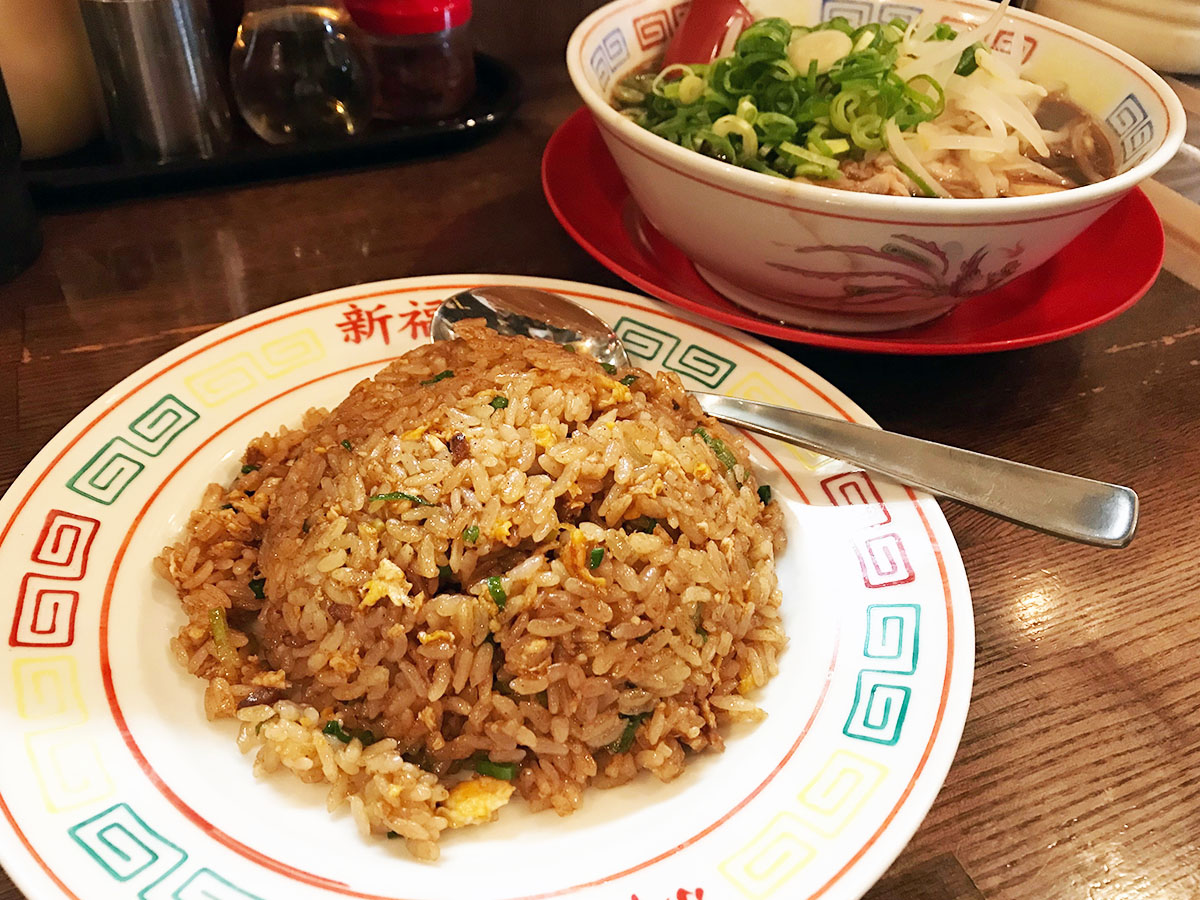 京都の名物ヤキメシは真っ黒！『新福菜館』（麻布十番）の人気メニュー「ヤキメシ」の旨さの秘訣とは？