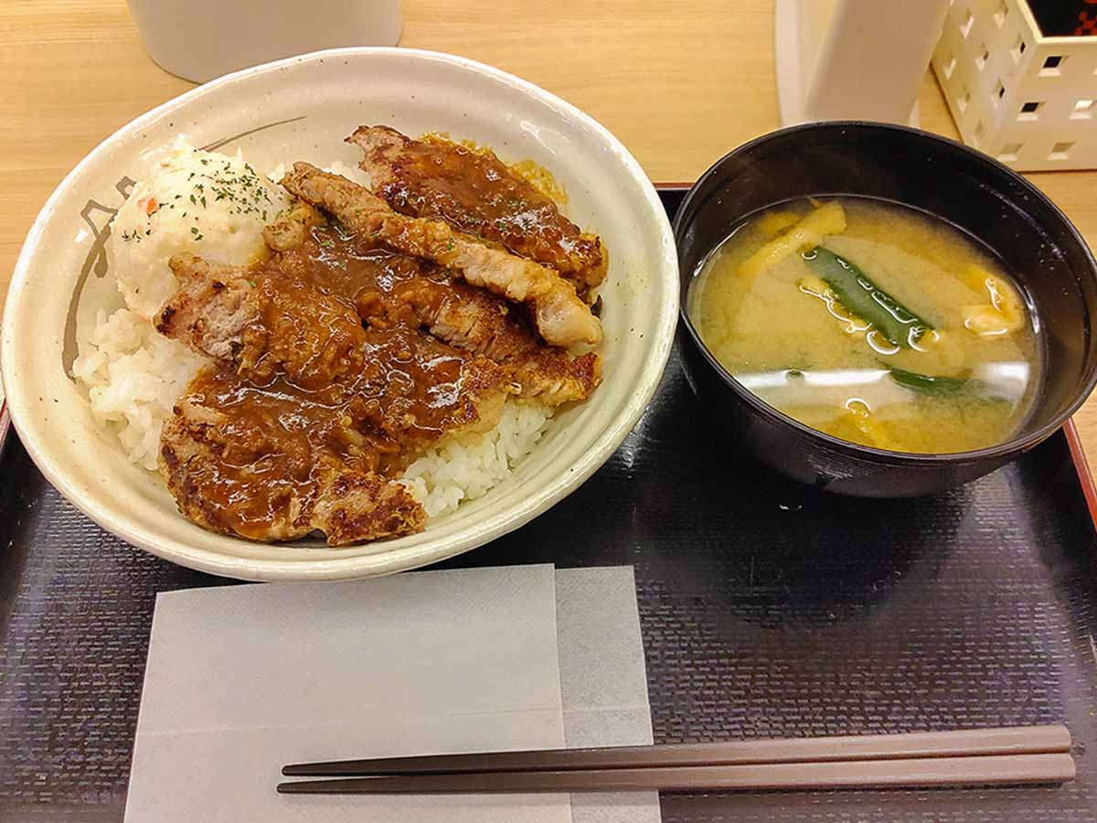 「洋風ガーリックポークステーキ丼」630円（税込／イートイン・テイクアウト共通）