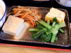 この日の付け合わせ。卵焼きに豆腐、青菜、そしてキンピラごぼう。箸休めとしてもご飯のお供としても超優秀