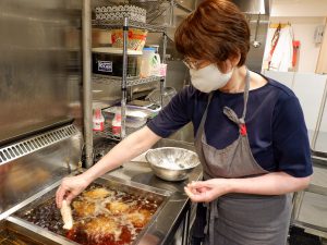 鶏肉は宮崎県産。「180度の油で揚げていき、2度揚げはしていません」と店主の斎藤さん