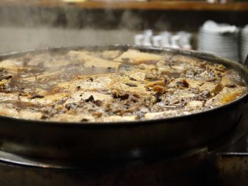 池袋の老舗やきとん屋『千登利』の「牛肉豆腐」がこれからの季節に最高なワケ。【吉田類が名付け親・吉田マッスグの酒場の記憶】