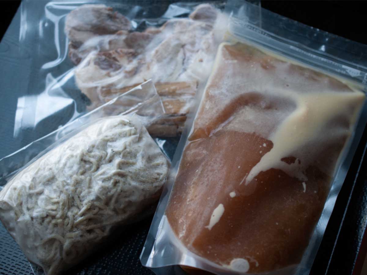麺とスープ、具材を1人前ずつ梱包。冷凍便で発送されます