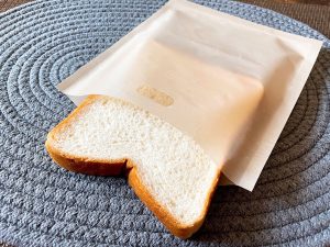 一般的な食パン1枚がちょうどすっぽり入るサイズ（約H19×W17cm）