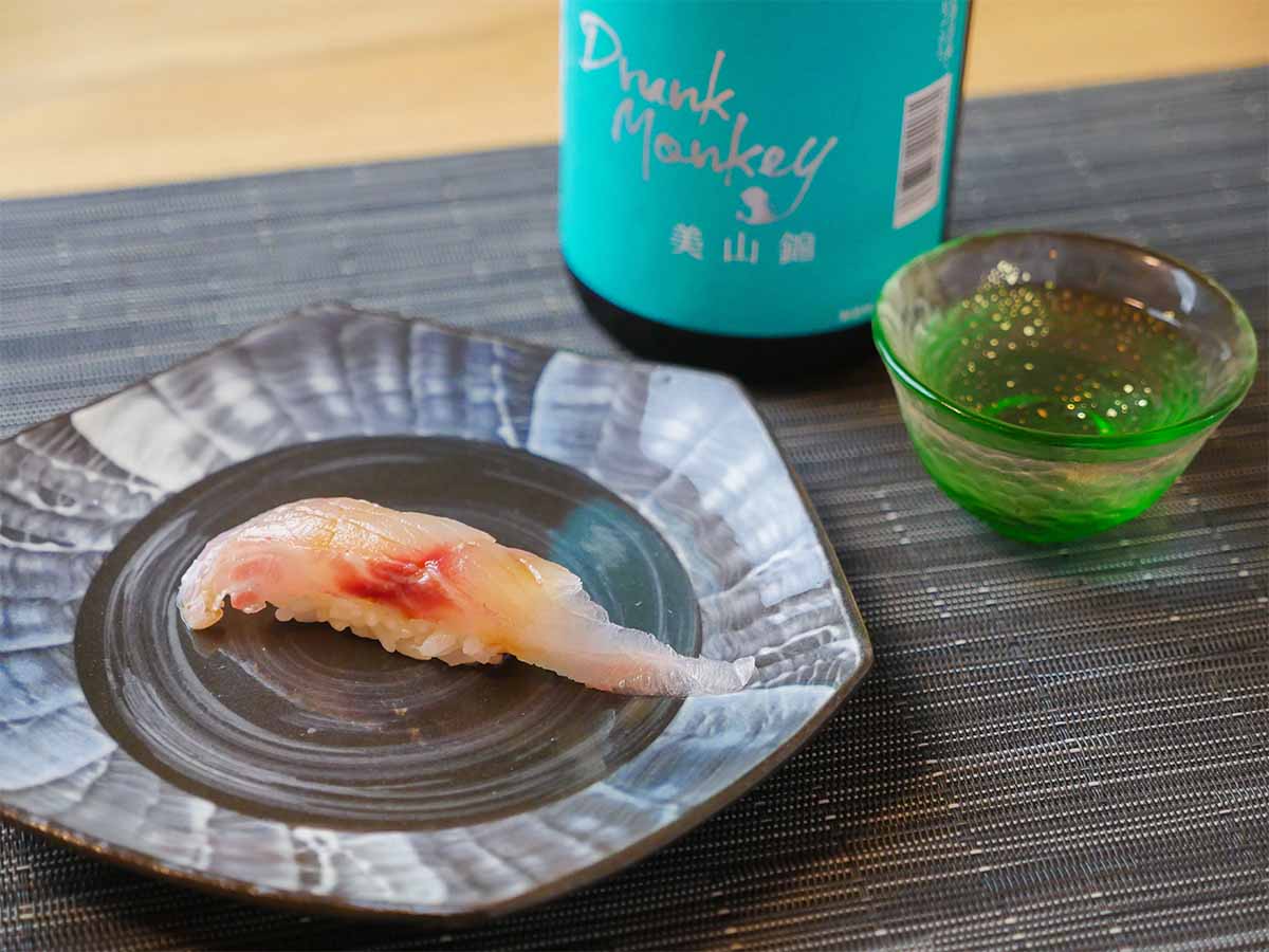 イサキの握りには、山口県、永山酒造の「Drunk Monkey」純米吟醸酒。器もガラスで涼やか