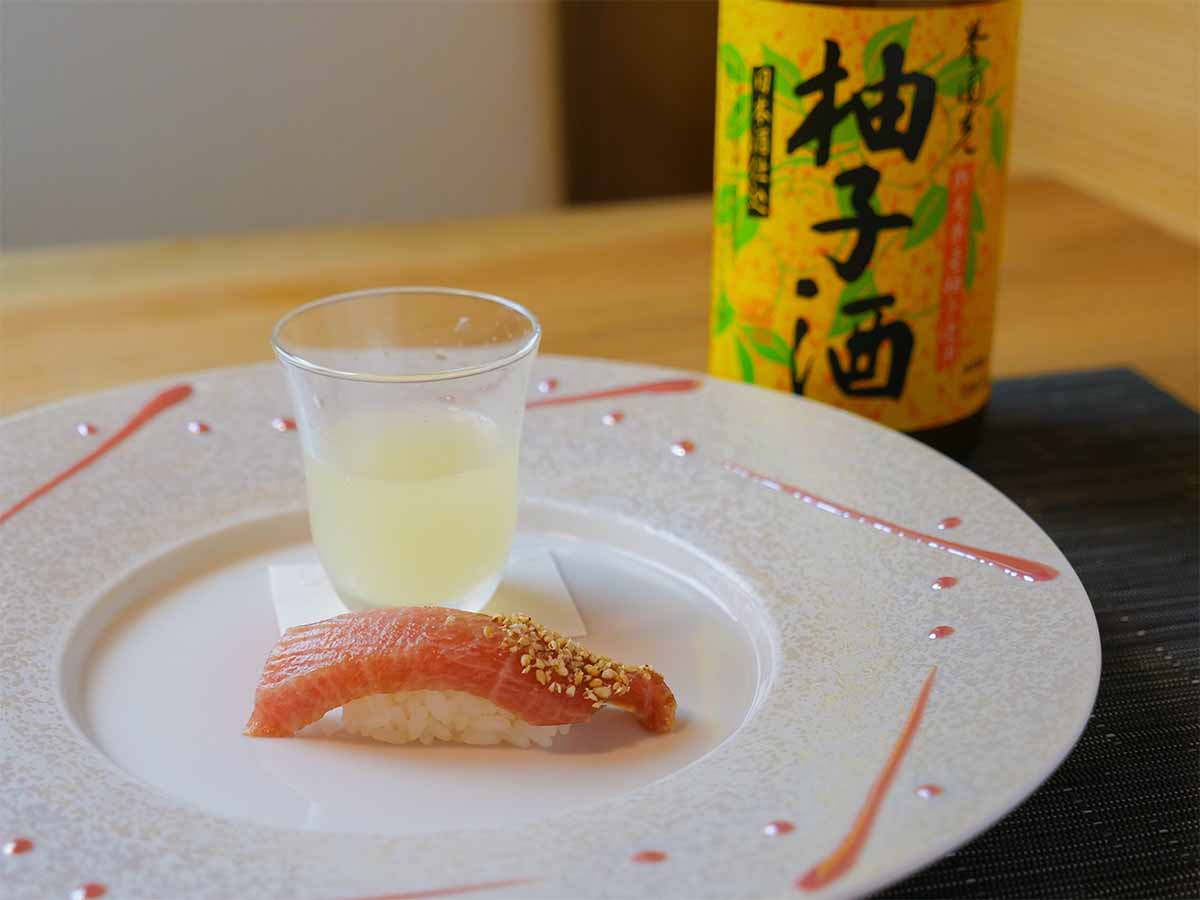 マグロの赤身（漬け）に、誉国光の、日本酒仕込みの柚子酒　炭酸割り。フルーティーな美味しさ！