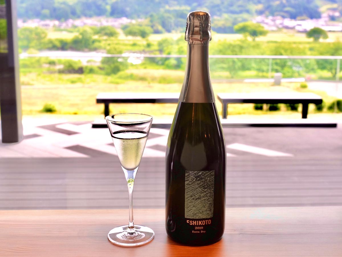 日本酒を15ヵ月以上瓶内二次発酵させ、冷蔵熟成したスパークリング日本酒「ESHIKOTO AWA 2019 Exrta Dry」
