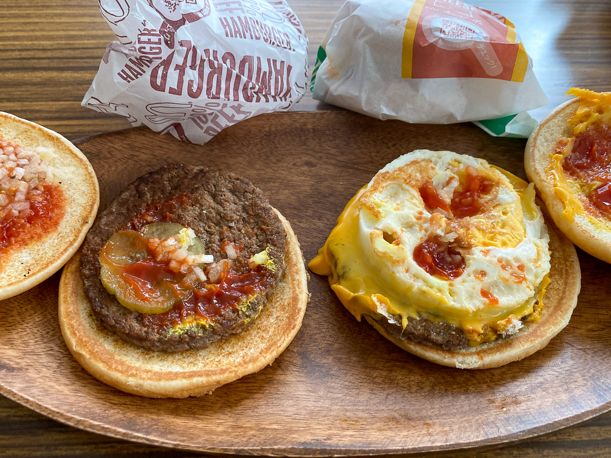 左がハンバーガー130円、右がエッグチーズバーガー（エグチ）200円