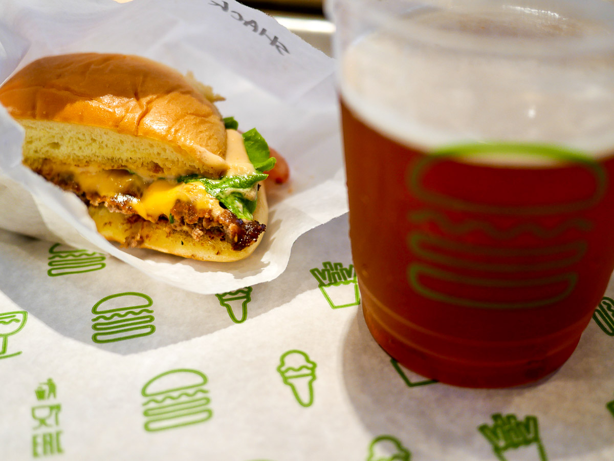 定番メニューである「Shack Burger」。ちなみに「Shake Shack」は2001年、マディソンスクエアパークで営業していた一台のホットドッグカートから始まったハンバーガーショップ