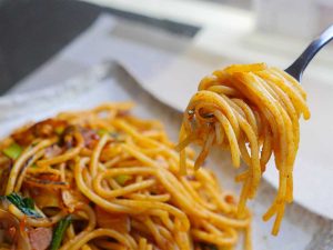 ケチャップソースとスパゲティが程よいバランスで、食べ続けてもくどさを感じない。「基本的にうちの料理はホッとする、どこか懐かしい味なんですよ」（オーナー）
