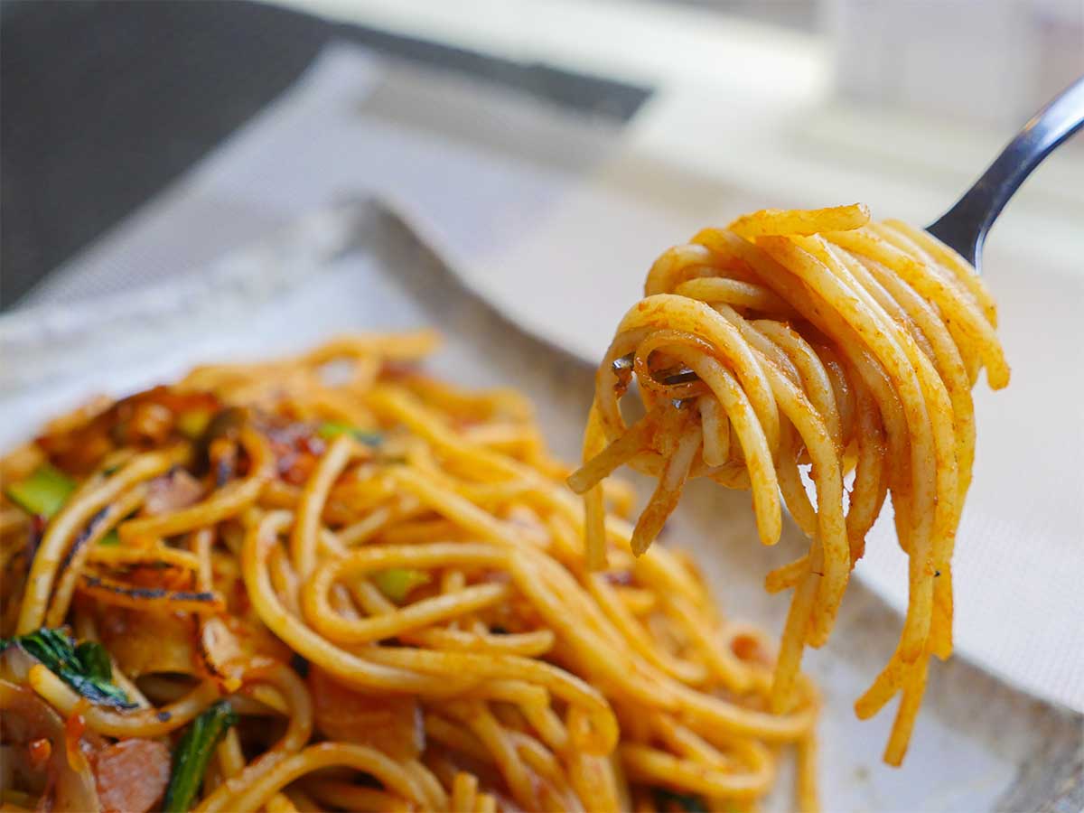 ケチャップソースとスパゲティが程よいバランスで、食べ続けてもくどさを感じない。「基本的にうちの料理はホッとする、どこか懐かしい味なんですよ」（オーナー）
