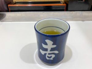 吉野家の温かいお茶は緑茶。ちなみに松屋はほうじ茶