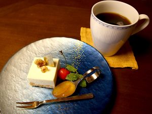 「ブルーチーズのレアチーズケーキ」715円、「コーヒー」495円