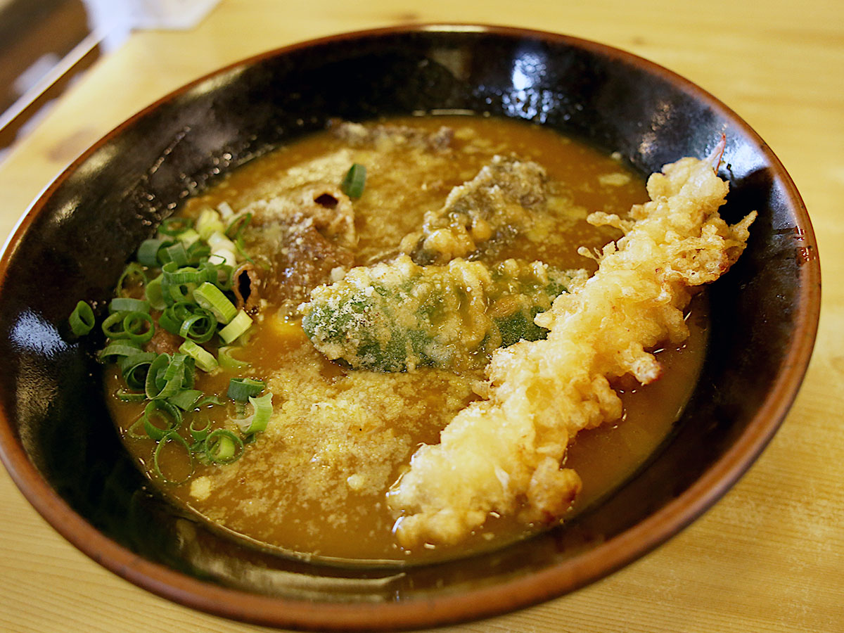 カレーうどんに天ぷらが合体！？ 大阪名物『手打ちうどんあさひ』の「天カレーうどん」が愛される理由